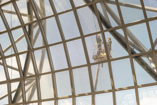 空港の窓の外の清掃人 — ストック写真