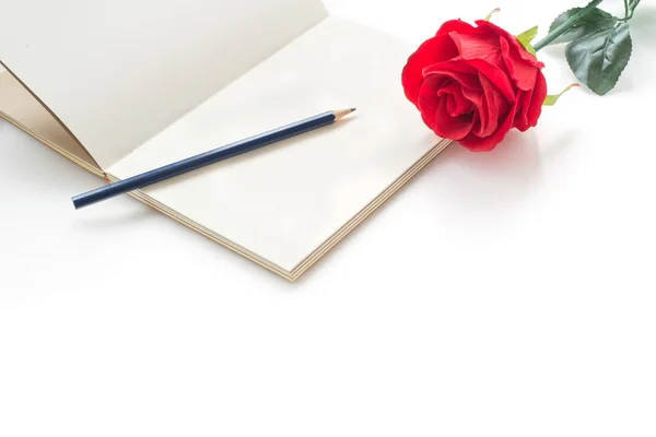 bir defter ve kalem kırmızı gül
