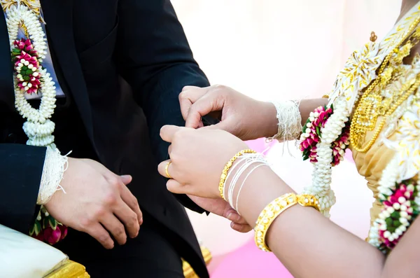 タイの伝統的な結婚式で結ばれる神聖なスレッド — ストック写真