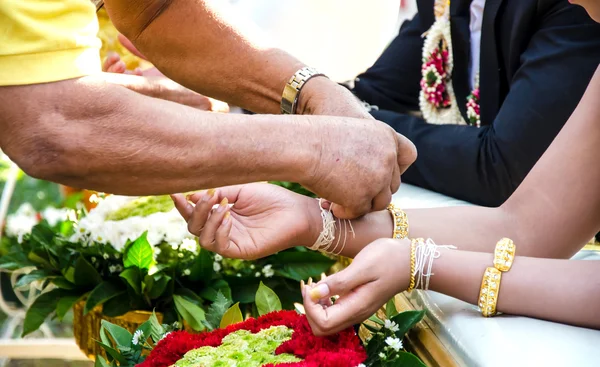 Fio sagrado amarrado na cerimônia de casamento tradicional tailandesa — Fotografia de Stock