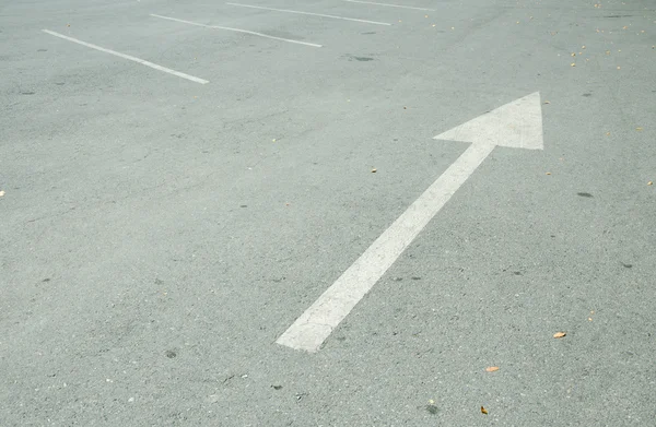 İleri ok işaret üstünde belgili tanımlık park yeri