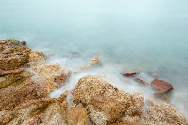 Longa exposição de paisagens marinhas e rochas sonhadoras — Fotografia de Stock