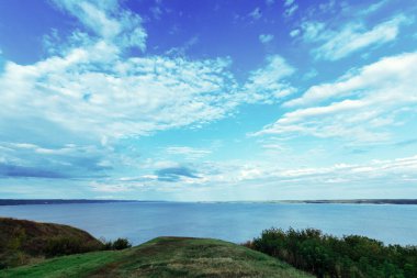 Nehir manzarası ve yeşil tepeler