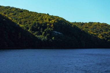 Nehir manzarası ve yeşil tepeler