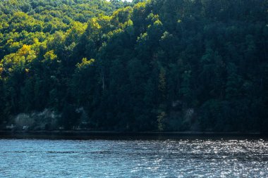 Nehir manzarası ve yeşil tepeler