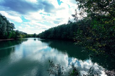 Yeşil ormanlarla çevrili bir nehir.