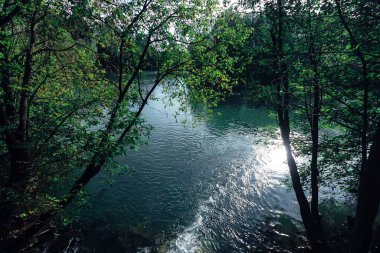 Şelalenin aktığı nehir.