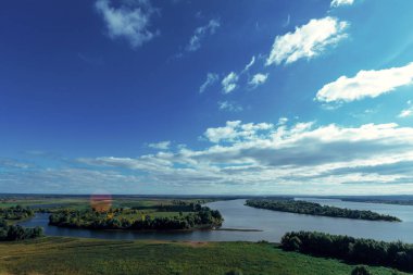 Nehrin ve ormanın kıvrımlarının manzarası