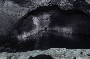 Karanlığa giden sel basmış bir tünel.