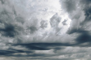 Gri fırtına bulutları yaklaşıyor