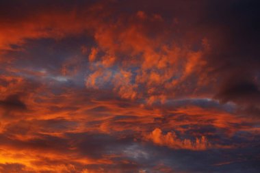Gün batımında bulutlu turuncu gökyüzü