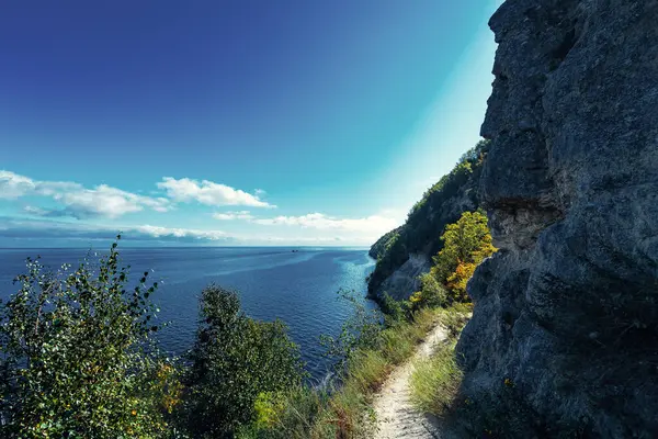 Nehir manzaralı dağ yolu
