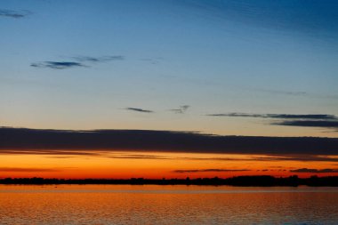 Nehirde turuncu gün batımı