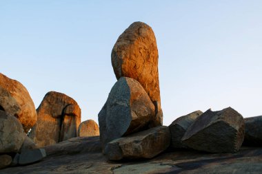 Batan güneşte büyük kayalar