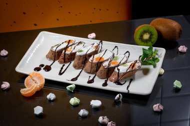 Koyu arkaplanda meyveli krep.