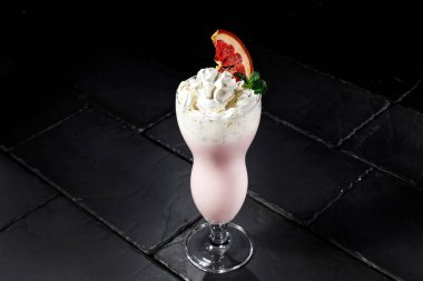 Gri arka planda çilekli milkshake.