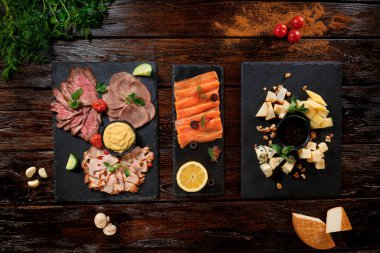 Koyu ahşap arka planda atıştırmalıklar