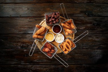 Koyu ahşap arka planda atıştırmalıklar