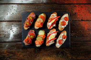 Koyu, ahşap bir arka planda