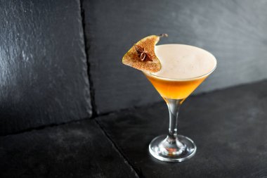 Gri arka planda sarı kokteyl