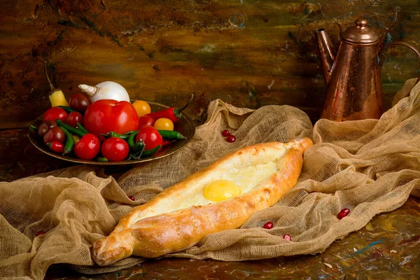 Sarı arka planda bir tabak sebzeli Khachapuri.