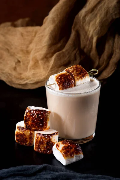 Milkshake Com Marshmallows Torrados Fundo Bege — Fotografia de Stock