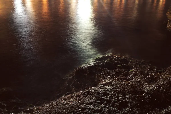 Sahildeki Taş Gece Aydınlığında — Stok fotoğraf