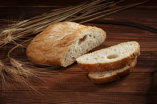 Kahverengi arka planda dilimlenmiş ciabatta.