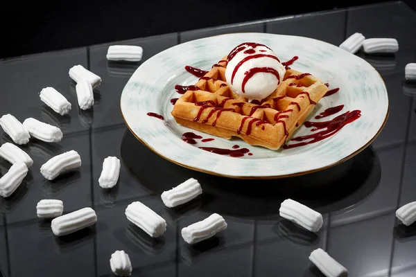 Gri arka planda dondurmalı waffle.