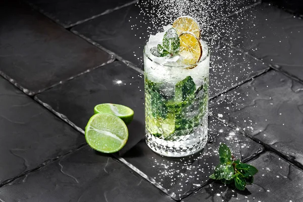 Gri arka planda yeşil turunçgil limonatası