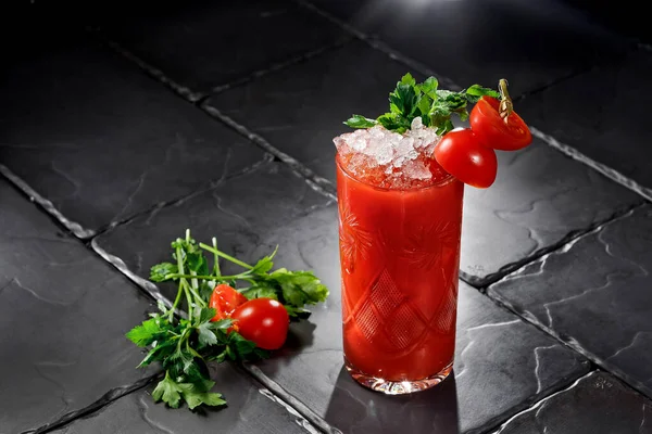 Bloody Mary Cocktail Een Grijze Achtergrond — Stockfoto