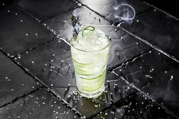 Gri arka planda biberiyeli salatalık limonatası.