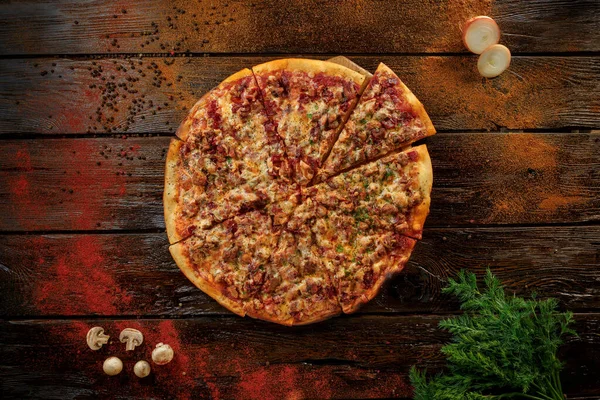 Siyah ahşap arka planda Pepperoni pizza.