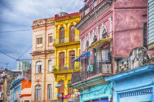 Varandas e edifícios coloridos em La Habana, Cuba — Fotografia de Stock