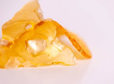 Kenevir yağı konsantrasyonunun makro ayrıntıları beyaz arkaplan üzerinde izole edilmiş.