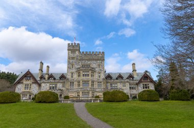 Vancouver Adası, British Columbia, Kanada 'da bulunan mavi gökyüzüne karşı Hatley Kalesi manzarası