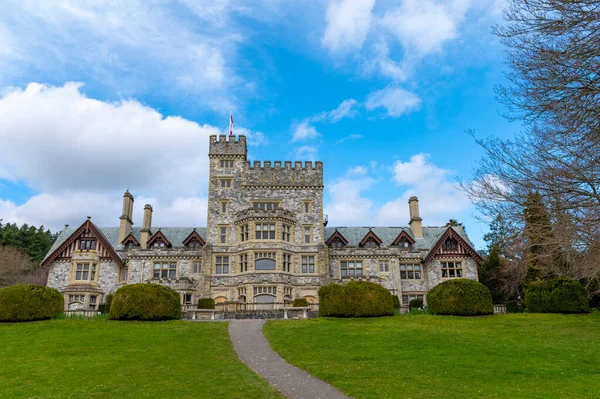 Vancouver Adası, British Columbia, Kanada 'da bulunan mavi gökyüzüne karşı Hatley Kalesi manzarası