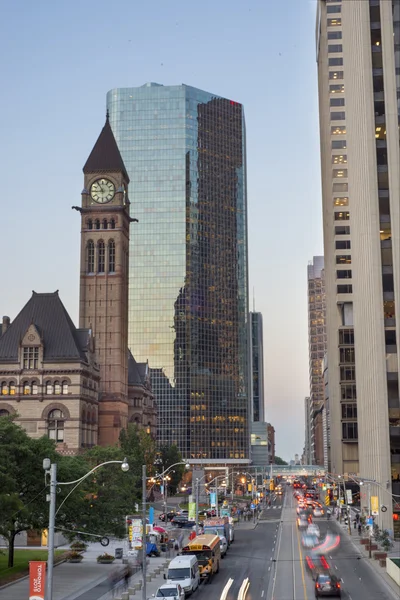 Toronto, Canada, juli 9,2015. Een weergave van Queen street in downtown t — Stockfoto