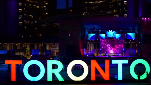 O novo sinal de Toronto na Praça Nathan Phillips comemorando os jogos PanAm — Vídeo de Stock