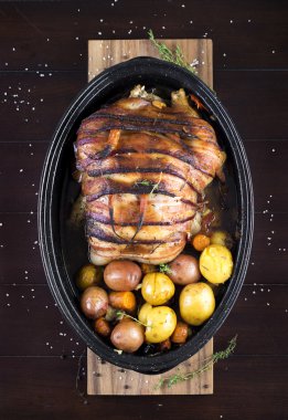 Pastırma ve patates ile kavrulmuş tavuk