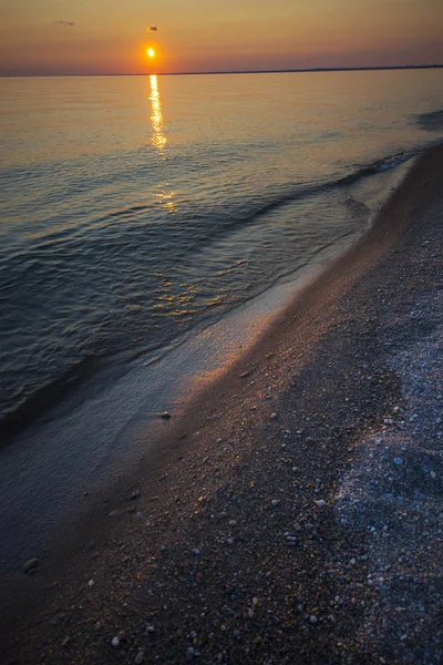 湖畔海滩上的日落 — 图库照片