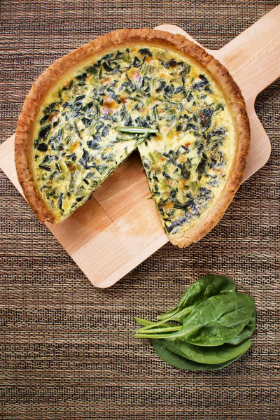 Świeże spinash quiche — Zdjęcie stockowe