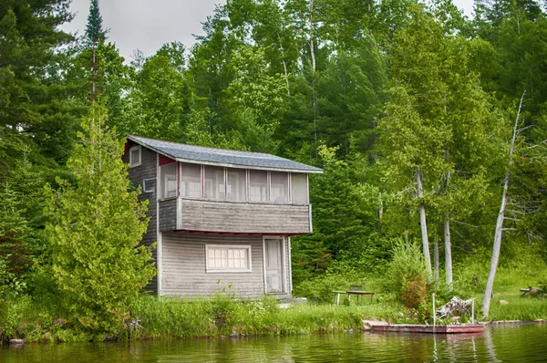 Chalet en bois au bord du lac en Ontario, Canada — Photo