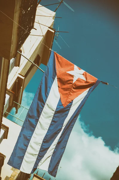 Bandeira cubana no antigo edifício de Havana — Fotografia de Stock