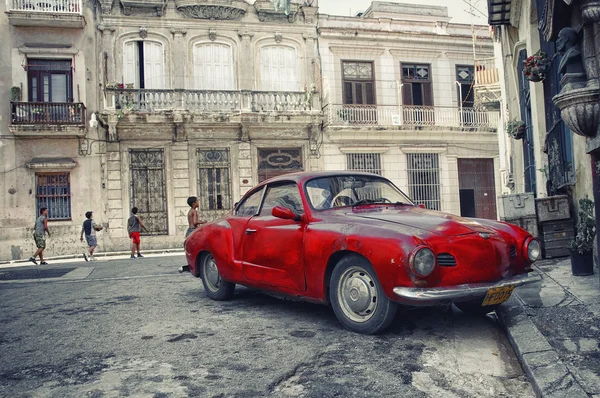 Havana, Küba - 5 Ekim, 2008. Kırmızı vintage klasik Amerikan otomobil, co — Stok fotoğraf