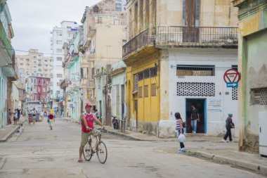 Havana, Küba - 4 Aralık 2015. Eski çürüyen neighborho insanlarda