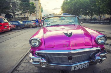Havana, Küba - 4 Aralık, 2015. Pembe vintage klasik Amerikan otomobil, c