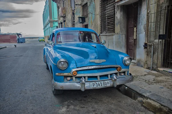 Hawana, Kuba - 4 grudnia 2015 r. Niebieski wzór klasyczny amerykański samochód — Zdjęcie stockowe