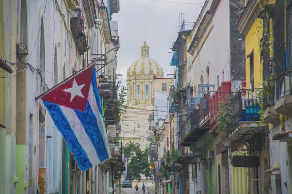 Rua Havana com bandeira — Fotografia de Stock