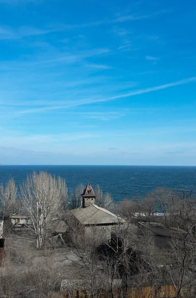 Aan Kust Van Koude Zee Staat Een Oud Houten Huis — Stockfoto